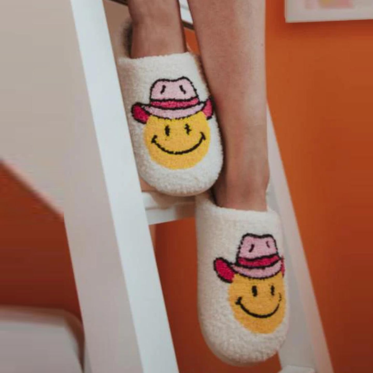Smiley Face With Pink Cowgirl Hat Women's Fuzzy House Slippers
