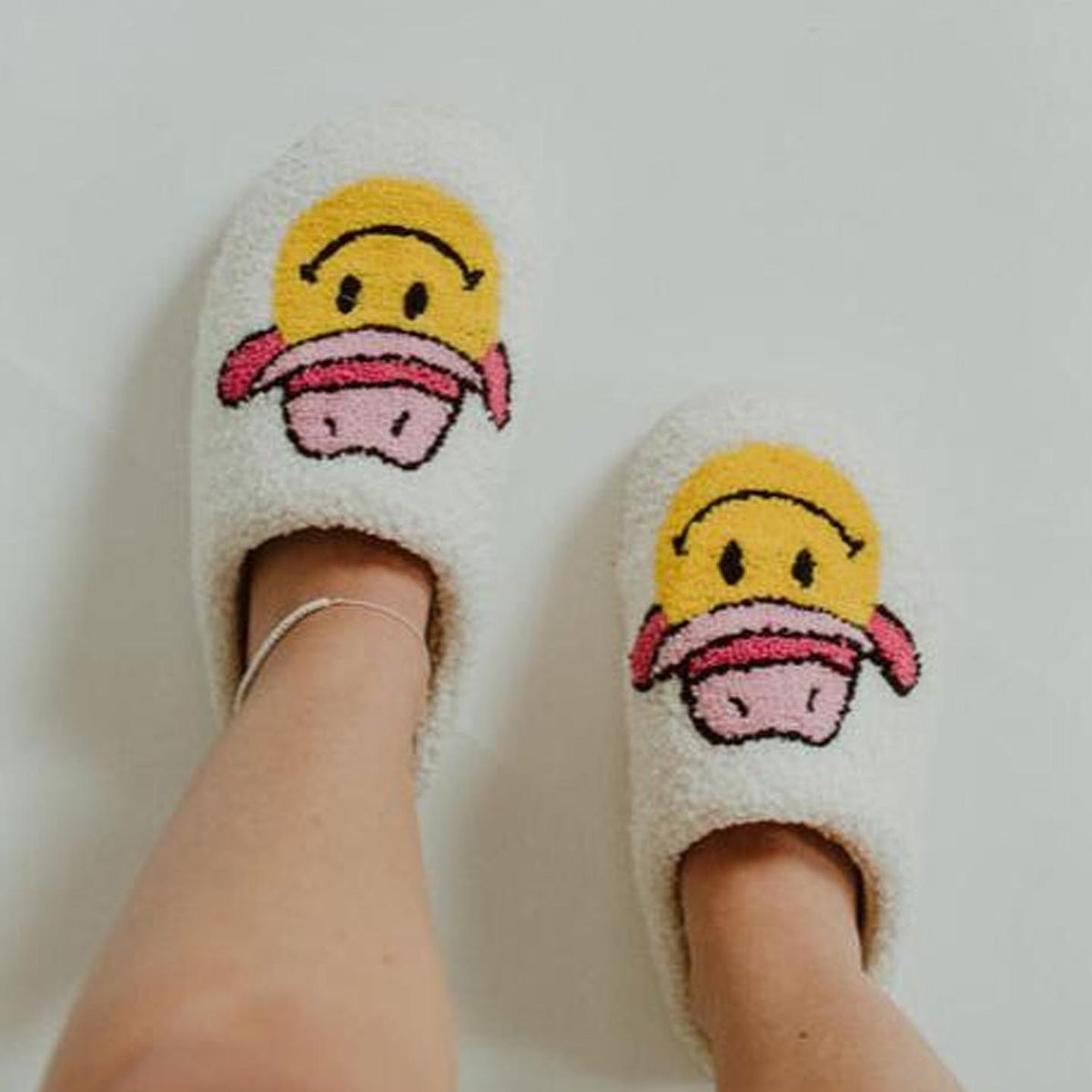 Smiley Face With Pink Cowgirl Hat Women's Fuzzy House Slippers